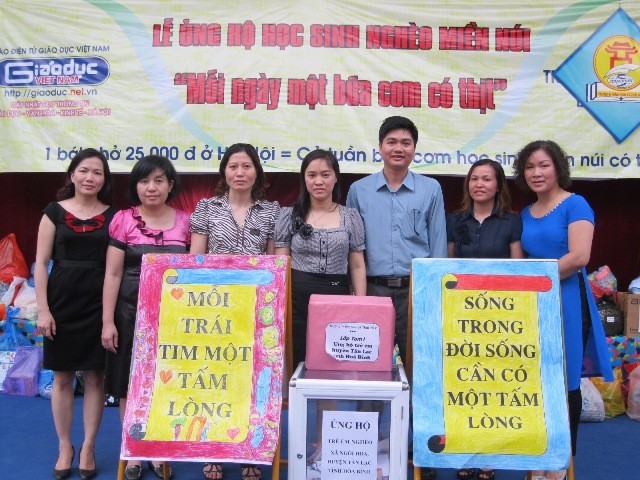Đại diện Hội cha mẹ học sinh, BGH Trường chụp ảnh lưu niệm cùng đại diện Báo Giáo dục Việt Nam